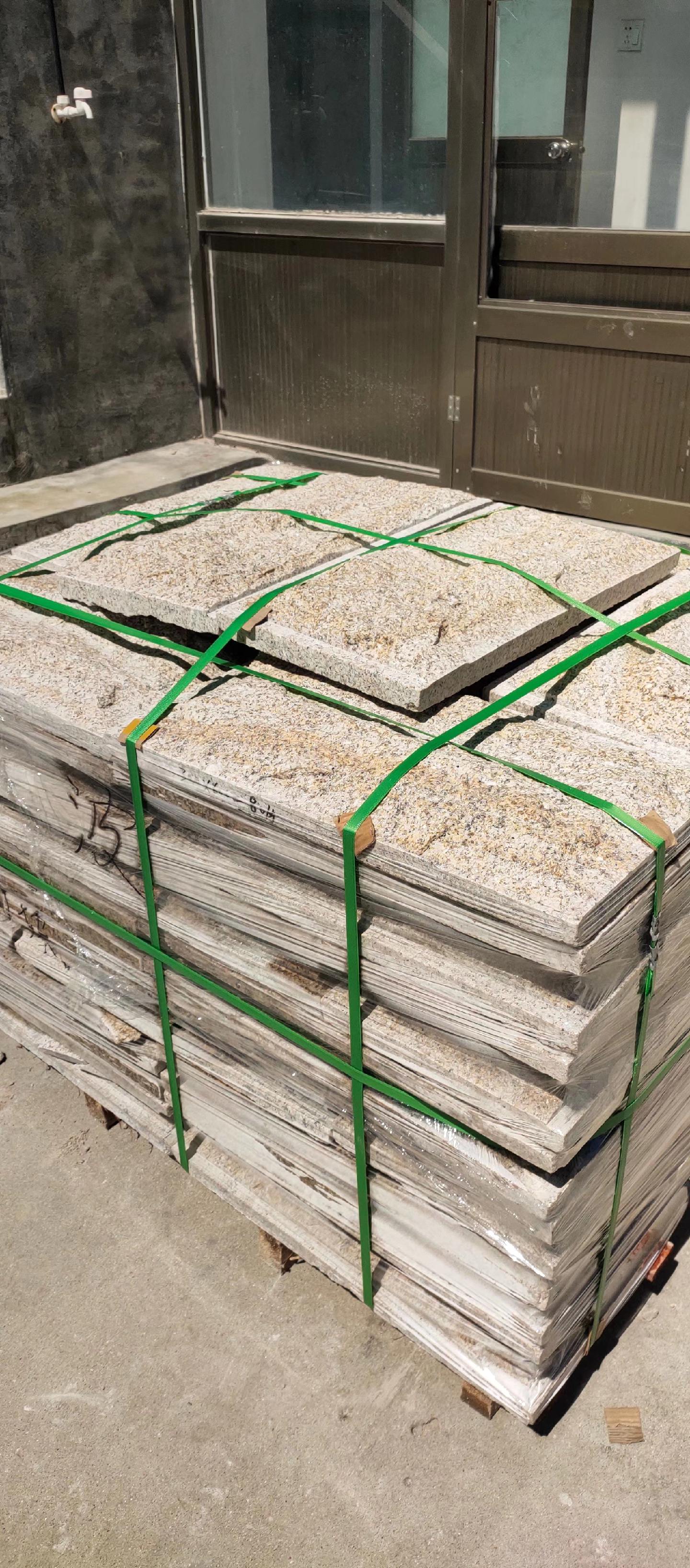 黃銹石荔枝面加工技術與光面地鋪石干掛工藝標準解析